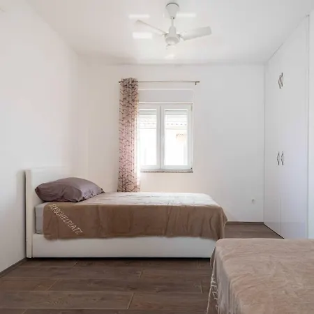 My Dalmatia - Blagdan One With Private Parking ザダル